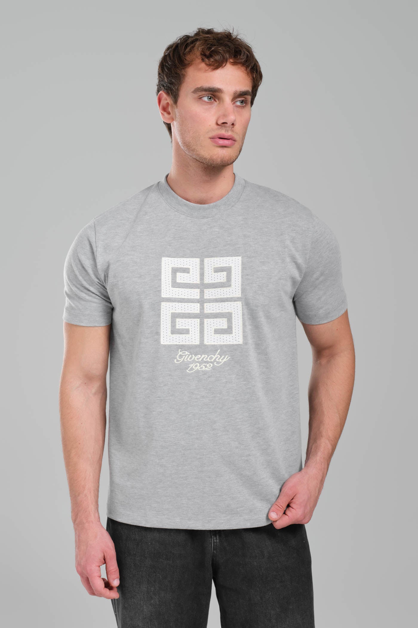 Tシャツ・カットソー *GIVENCHY* 4G Embroidered Logo Cotton Slim Fit Short Sleeve Slim fit t-shirt in cotton with 4G embroidery in - black