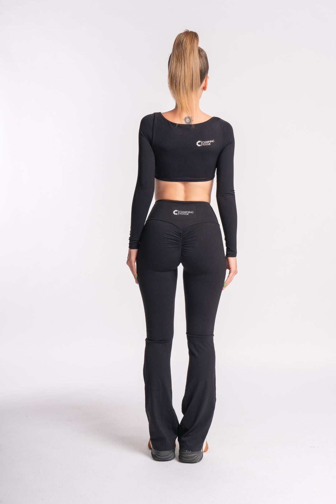 Women’s gym set: high-waist leggings with full-sleeve crop top for yoga